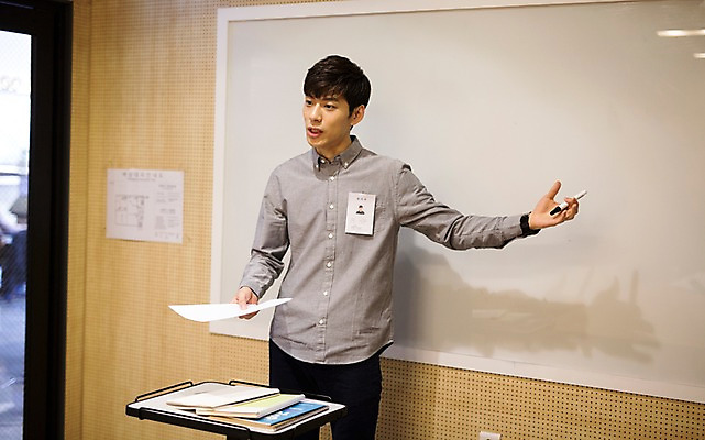 포토 JPG 남자 실내 한명 20대 성인 한국인 발표 연습 화이트보드 취업준비생 성인남자한명만 스터디룸 국내포토 1 사람 동양인 청년 내부 학습 구직 남자한명만 성인남자만 파일형식