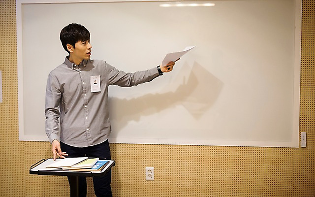 포토 JPG 남자 실내 한명 20대 성인 한국인 발표 연습 화이트보드 취업준비생 성인남자한명만 스터디룸 국내포토 1 사람 동양인 청년 내부 학습 구직 남자한명만 성인남자만 파일형식