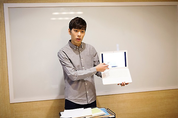 포토 JPG 남자 실내 한명 20대 성인 노트북 한국인 발표 연습 화이트보드 취업준비생 성인남자한명만 스터디룸 국내포토 1 사람 동양인 청년 내부 전자제품 학습 구직 남자한명만 성인남자만 파일형식