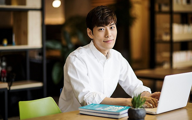 포토 JPG 남자 실내 한명 20대 성인 책 노트북 카페 한국인 취업준비생 성인남자한명만 국내포토 1 사람 동양인 청년 내부 전자제품 상점 구직 남자한명만 성인남자만 파일형식
