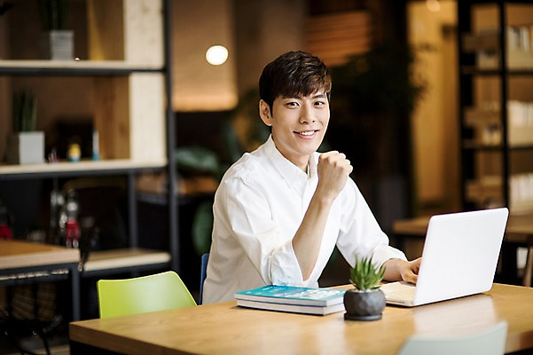 포토 JPG 남자 실내 한명 손짓 20대 성인 책 노트북 파이팅 카페 한국인 취업준비생 안식처 성인남자한명만 국내포토 1 모션 휴식 사람 동양인 청년 내부 전자제품 상점 구직 남자한명만 성인남자만 파일형식