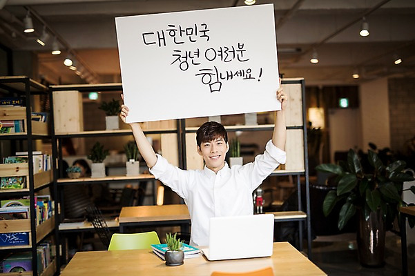 포토 JPG 배너 남자 응원 사각프레임 프레임 광고판 알림판 실내 한명 들기 20대 성인 노트북 카페 한국인 취업준비생 성인남자한명만 국내포토 1 모션 사람 동양인 청년 내부 전자제품 상점 사각형 구직 판 남자한명만 성인남자만 파일형식