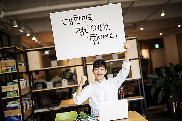 포토 JPG 배너 남자 응원 사각프레임 프레임 광고판 알림판 실내 한명 들기 20대 성인 노트북 파이팅 카페 한국인 취업준비생 성인남자한명만 국내포토 1 모션 사람 동양인 청년 내부 전자제품 상점 사각형 구직 판 남자한명만 성인남자만 파일형식