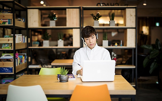 포토 JPG 남자 실내 한명 20대 성인 노트북 헤드셋 카페 한국인 취업준비생 성인남자한명만 국내포토 1 음향기기 사람 동양인 청년 내부 전자제품 상점 헤드폰 구직 남자한명만 성인남자만 파일형식