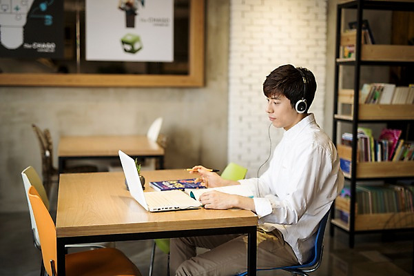 포토 JPG 남자 실내 한명 20대 성인 책 노트북 헤드셋 카페 한국인 취업준비생 안식처 성인남자한명만 국내포토 1 음향기기 휴식 사람 동양인 청년 내부 전자제품 상점 헤드폰 구직 남자한명만 성인남자만 파일형식