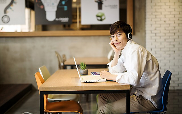 포토 JPG 남자 실내 한명 20대 성인 책 노트북 헤드셋 턱괴기 카페 한국인 취업준비생 성인남자한명만 국내포토 1 음향기기 모션 사람 동양인 청년 내부 전자제품 상점 헤드폰 구직 남자한명만 성인남자만 파일형식