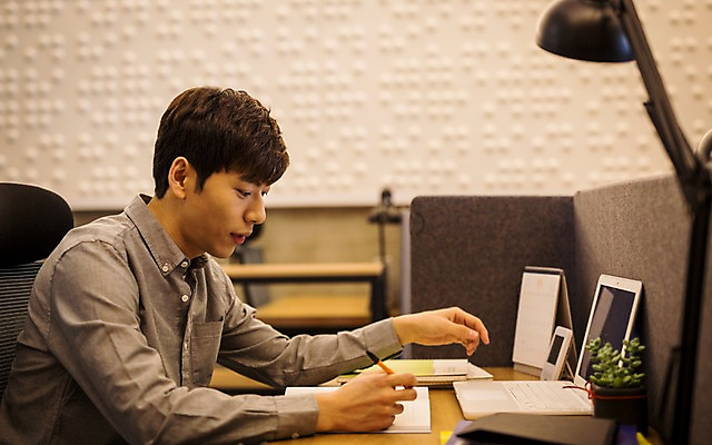 포토 JPG 남자 실내 한명 20대 성인 한국인 스탠드 책상 취업준비생 칸막이 성인남자한명만 스터디룸 국내포토 1 가구 조명 사람 동양인 청년 내부 학습 구직 남자한명만 성인남자만 파일형식