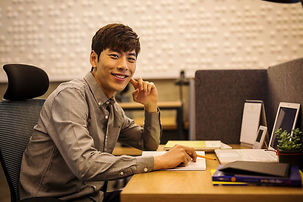 포토 JPG 남자 실내 한명 미소 20대 성인 한국인 스탠드 책상 취업준비생 칸막이 성인남자한명만 스터디룸 국내포토 1 가구 조명 표정 사람 동양인 청년 내부 학습 구직 남자한명만 성인남자만 파일형식