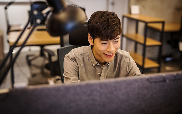 포토 JPG 남자 실내 한명 미소 20대 성인 아웃포커스 한국인 스탠드 책상 취업준비생 칸막이 성인남자한명만 스터디룸 국내포토 1 가구 조명 촬영기법 표정 사람 동양인 청년 내부 학습 구직 남자한명만 성인남자만 파일형식