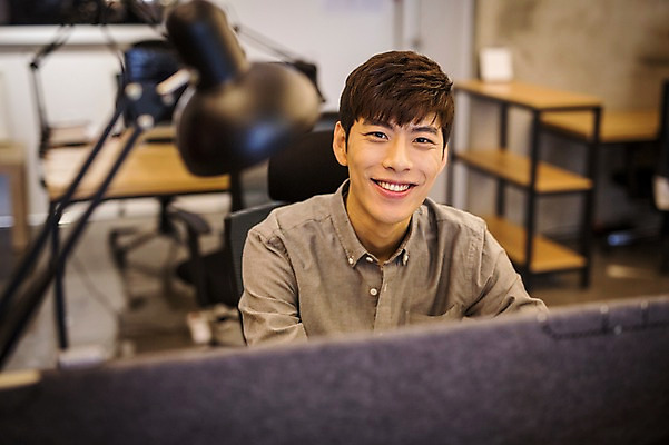 포토 JPG 남자 실내 한명 미소 20대 성인 한국인 스탠드 책상 취업준비생 칸막이 성인남자한명만 스터디룸 국내포토 1 가구 조명 표정 사람 동양인 청년 내부 학습 구직 남자한명만 성인남자만 파일형식