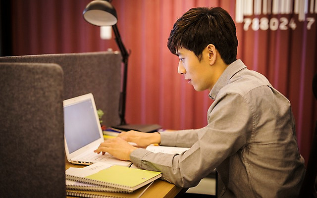 포토 JPG 남자 실내 한명 20대 성인 노트북 공책 한국인 스탠드 책상 취업준비생 칸막이 성인남자한명만 스터디룸 국내포토 1 가구 문구용품 조명 사람 동양인 청년 내부 전자제품 학습 구직 남자한명만 성인남자만 파일형식