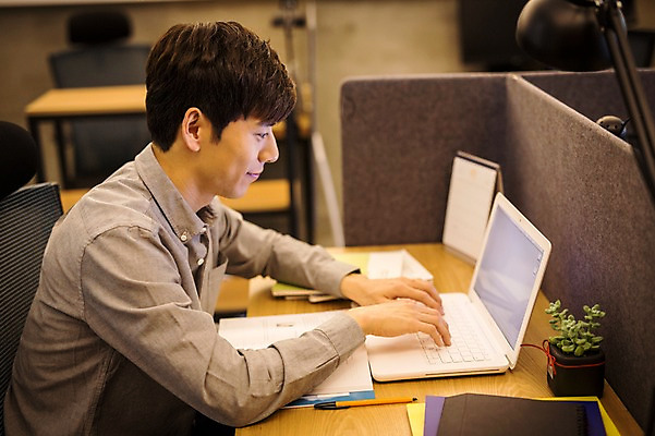 포토 JPG 남자 실내 한명 20대 성인 노트북 한국인 스탠드 책상 취업준비생 칸막이 성인남자한명만 스터디룸 국내포토 1 가구 조명 사람 동양인 청년 내부 전자제품 학습 구직 남자한명만 성인남자만 파일형식