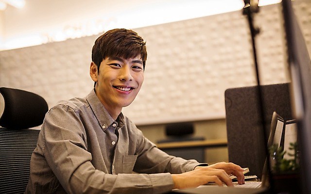 포토 JPG 남자 실내 한명 미소 20대 성인 한국인 취업준비생 성인남자한명만 스터디룸 국내포토 1 표정 사람 동양인 청년 내부 학습 구직 남자한명만 성인남자만 파일형식