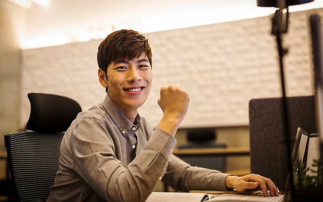 포토 JPG 남자 실내 한명 손짓 20대 성인 파이팅 한국인 취업준비생 성인남자한명만 스터디룸 국내포토 1 모션 사람 동양인 청년 내부 학습 구직 남자한명만 성인남자만 파일형식