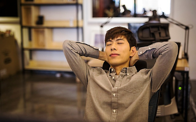 포토 JPG 남자 휴식 실내 한명 20대 성인 눈감음 한국인 취업준비생 성인남자한명만 스터디룸 국내포토 1 컨셉 모션 사람 동양인 청년 내부 학습 구직 남자한명만 성인남자만 파일형식