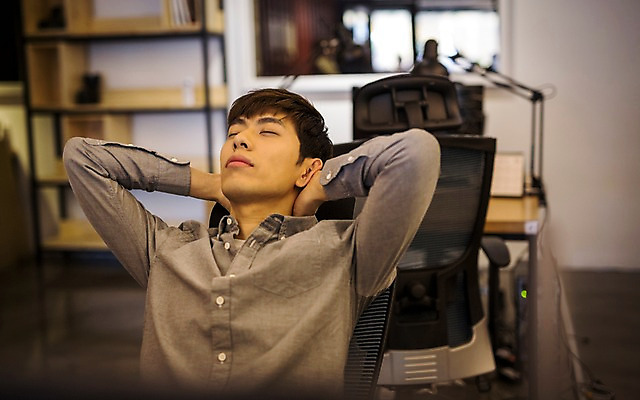 포토 JPG 남자 휴식 실내 한명 20대 성인 눈감음 한국인 취업준비생 성인남자한명만 스터디룸 국내포토 1 컨셉 모션 사람 동양인 청년 내부 학습 구직 남자한명만 성인남자만 파일형식