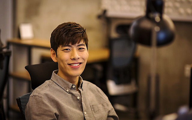 포토 JPG 남자 실내 한명 미소 20대 성인 아웃포커스 한국인 취업준비생 성인남자한명만 스터디룸 국내포토 1 촬영기법 표정 사람 동양인 청년 내부 학습 구직 남자한명만 성인남자만 파일형식