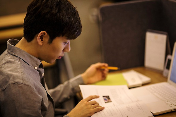 포토 JPG 남자 실내 한명 20대 성인 책 노트북 한국인 취업준비생 성인남자한명만 스터디룸 국내포토 1 사람 동양인 청년 내부 전자제품 학습 구직 남자한명만 성인남자만 파일형식