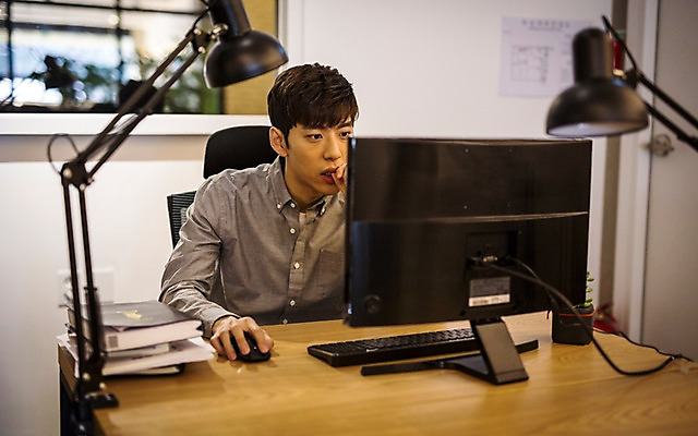 포토 JPG 남자 실내 한명 20대 성인 컴퓨터 한국인 스탠드 책상 취업준비생 성인남자한명만 스터디룸 국내포토 1 가구 조명 사람 동양인 청년 내부 전자제품 학습 구직 남자한명만 성인남자만 파일형식