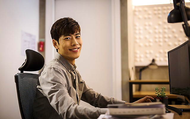 포토 JPG 남자 실내 한명 미소 20대 성인 컴퓨터 한국인 취업준비생 성인남자한명만 스터디룸 국내포토 1 표정 사람 동양인 청년 내부 전자제품 학습 구직 남자한명만 성인남자만 파일형식