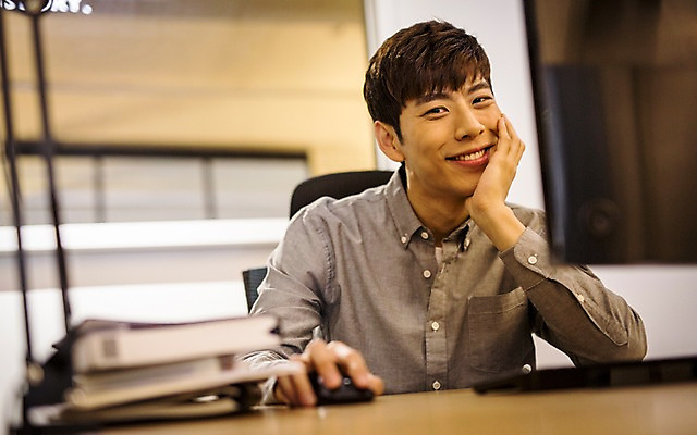 포토 JPG 남자 실내 한명 미소 20대 성인 컴퓨터 턱괴기 한국인 취업준비생 성인남자한명만 스터디룸 국내포토 1 모션 표정 사람 동양인 청년 내부 전자제품 학습 구직 남자한명만 성인남자만 파일형식