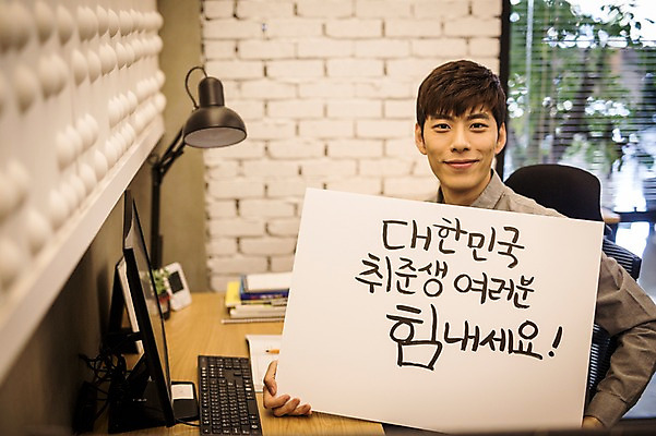 포토 JPG 배너 남자 응원 사각프레임 프레임 광고판 알림판 실내 한명 들기 20대 성인 한국인 취업준비생 성인남자한명만 스터디룸 국내포토 1 모션 사람 동양인 청년 내부 학습 사각형 구직 판 남자한명만 성인남자만 파일형식