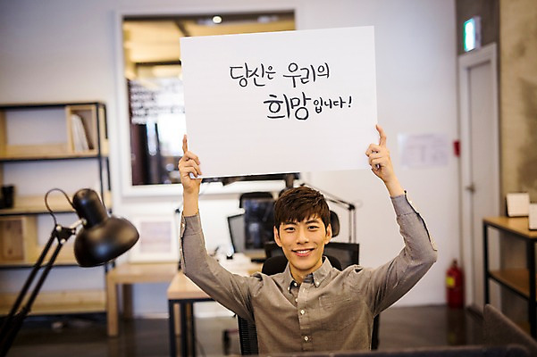 포토 JPG 배너 남자 응원 사각프레임 프레임 광고판 알림판 실내 한명 미소 들기 20대 성인 한국인 취업준비생 성인남자한명만 스터디룸 국내포토 1 모션 표정 사람 동양인 청년 내부 학습 사각형 구직 판 남자한명만 성인남자만 파일형식