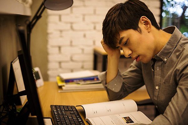 포토 JPG 남자 실내 한명 20대 성인 책 한국인 취업준비생 성인남자한명만 스터디룸 국내포토 1 사람 동양인 청년 내부 학습 구직 남자한명만 성인남자만 파일형식