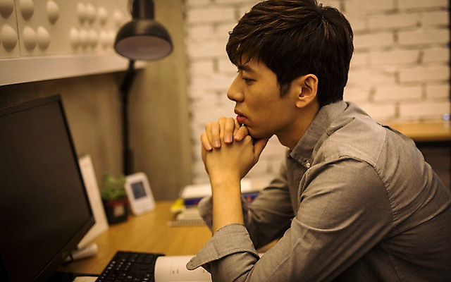 포토 JPG 남자 실내 한명 20대 성인 턱괴기 한국인 고민 취업준비생 성인남자한명만 스터디룸 국내포토 1 감정 모션 사람 동양인 청년 내부 학습 구직 남자한명만 성인남자만 파일형식