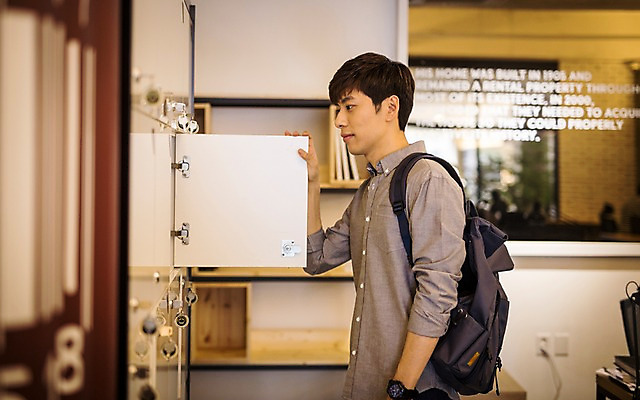 포토 JPG 남자 실내 한명 20대 성인 한국인 사물함 취업준비생 백팩 성인남자한명만 스터디룸 국내포토 1 가방 사람 동양인 청년 내부 학습 구직 남자한명만 성인남자만 파일형식