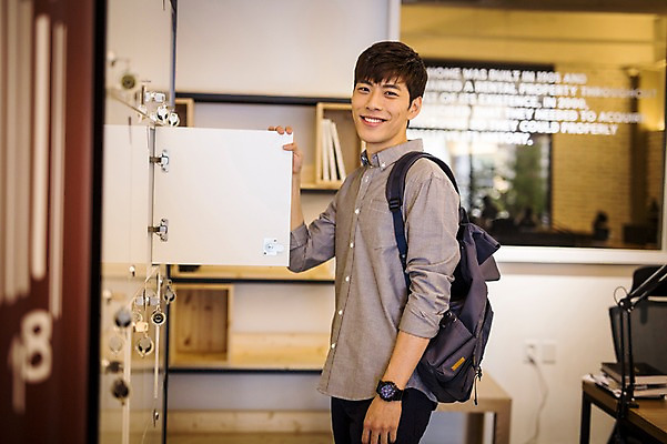 포토 JPG 남자 실내 한명 미소 20대 성인 한국인 사물함 취업준비생 백팩 성인남자한명만 스터디룸 국내포토 1 가방 표정 사람 동양인 청년 내부 학습 구직 남자한명만 성인남자만 파일형식