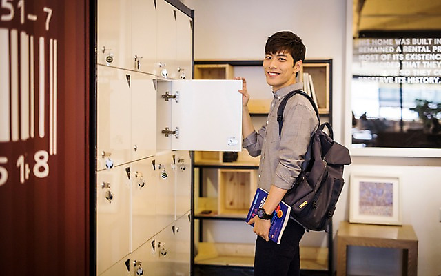 포토 JPG 남자 실내 한명 미소 20대 성인 책 한국인 사물함 취업준비생 백팩 성인남자한명만 스터디룸 국내포토 1 가방 표정 사람 동양인 청년 내부 학습 구직 남자한명만 성인남자만 파일형식