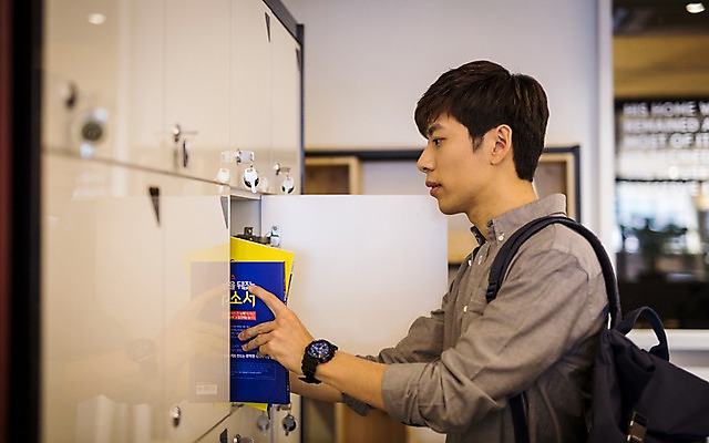 포토 JPG 남자 실내 한명 20대 성인 책 한국인 사물함 취업준비생 성인남자한명만 스터디룸 국내포토 1 사람 동양인 청년 내부 학습 구직 남자한명만 성인남자만 파일형식