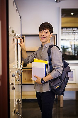 포토 JPG 남자 실내 한명 미소 20대 성인 공책 한국인 사물함 취업준비생 백팩 성인남자한명만 스터디룸 국내포토 1 가방 문구용품 표정 사람 동양인 청년 내부 학습 구직 남자한명만 성인남자만 파일형식