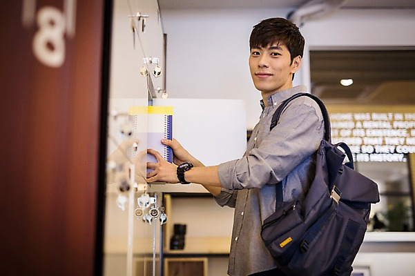 포토 JPG 남자 실내 한명 20대 성인 한국인 사물함 취업준비생 백팩 성인남자한명만 스터디룸 국내포토 1 가방 사람 동양인 청년 내부 학습 구직 남자한명만 성인남자만 파일형식