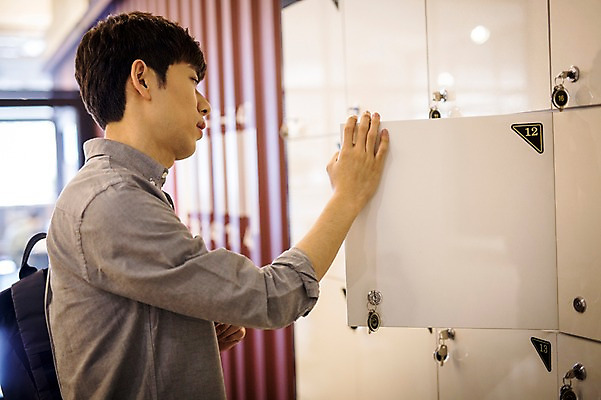 포토 JPG 남자 실내 한명 20대 성인 한국인 사물함 취업준비생 성인남자한명만 스터디룸 국내포토 1 사람 동양인 청년 내부 학습 구직 남자한명만 성인남자만 파일형식