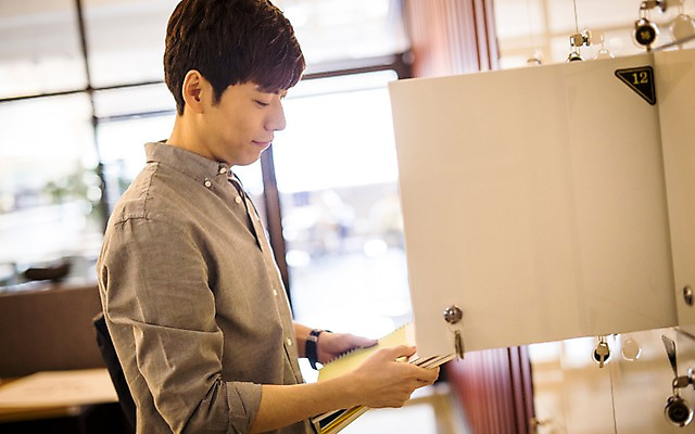 포토 JPG 남자 실내 한명 20대 성인 한국인 사물함 취업준비생 성인남자한명만 스터디룸 국내포토 1 사람 동양인 청년 내부 학습 구직 남자한명만 성인남자만 파일형식