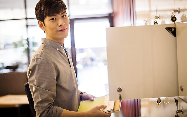 포토 JPG 남자 실내 한명 20대 성인 한국인 사물함 취업준비생 성인남자한명만 스터디룸 국내포토 1 사람 동양인 청년 내부 학습 구직 남자한명만 성인남자만 파일형식