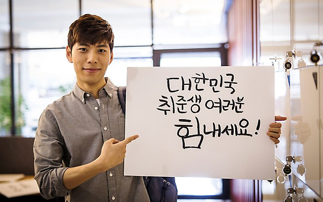 포토 JPG 배너 남자 응원 사각프레임 프레임 광고판 알림판 실내 한명 들기 20대 성인 한국인 사물함 취업준비생 성인남자한명만 스터디룸 국내포토 1 모션 사람 동양인 청년 내부 학습 사각형 구직 판 남자한명만 성인남자만 파일형식