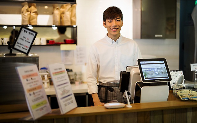 포토 JPG 남자 한명 미소 20대 성인 카페 한국인 계산대 취업준비생 아르바이트 캐셔 성인남자한명만 최저임금 비정규직 국내포토 직업 1 비즈니스 표정 사람 동양인 청년 경제 상점 구직 남자한명만 성인남자만 파일형식