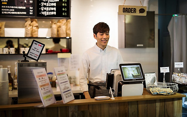 포토 JPG 남자 한명 미소 20대 성인 카페 한국인 계산대 취업준비생 아르바이트 캐셔 성인남자한명만 최저임금 비정규직 국내포토 직업 1 비즈니스 표정 사람 동양인 청년 경제 상점 구직 남자한명만 성인남자만 파일형식