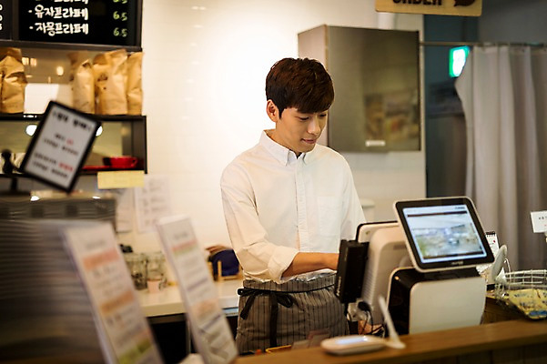 포토 JPG 남자 한명 20대 성인 카페 한국인 계산대 취업준비생 아르바이트 캐셔 성인남자한명만 최저임금 비정규직 국내포토 직업 1 비즈니스 사람 동양인 청년 경제 상점 구직 남자한명만 성인남자만 파일형식