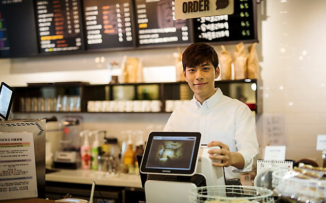 포토 JPG 남자 한명 20대 성인 카페 한국인 계산대 취업준비생 아르바이트 캐셔 성인남자한명만 최저임금 비정규직 국내포토 직업 1 비즈니스 사람 동양인 청년 경제 상점 구직 남자한명만 성인남자만 파일형식