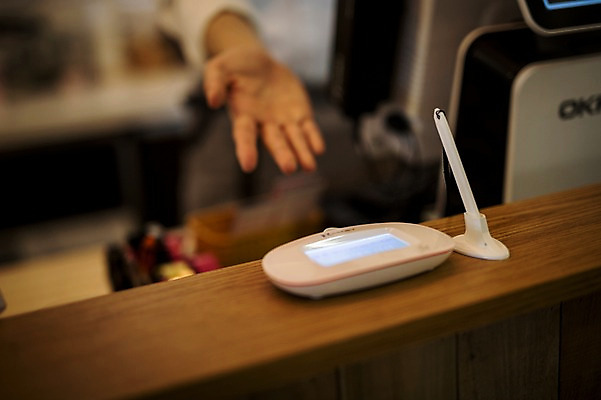 포토 JPG 남자 한명 20대 성인 아웃포커스 카페 한국인 계산대 취업준비생 아르바이트 캐셔 최저임금 비정규직 국내포토 직업 1 비즈니스 촬영기법 사람 동양인 청년 경제 상점 구직 파일형식