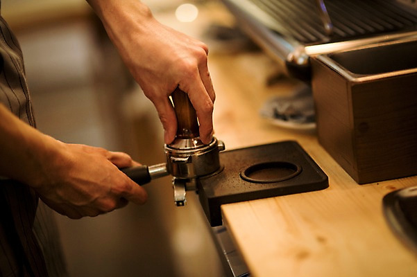 포토 JPG 남자 한명 20대 성인 카페 한국인 커피메이커 취업준비생 바리스타 아르바이트 최저임금 비정규직 국내포토 직업 1 비즈니스 사람 동양인 청년 경제 상점 구직 커피용품 파일형식