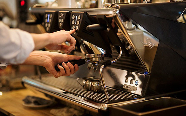 포토 JPG 남자 한명 20대 성인 카페 한국인 커피메이커 취업준비생 바리스타 아르바이트 성인남자한명만 최저임금 비정규직 국내포토 직업 1 비즈니스 사람 동양인 청년 경제 상점 구직 커피용품 남자한명만 성인남자만 파일형식