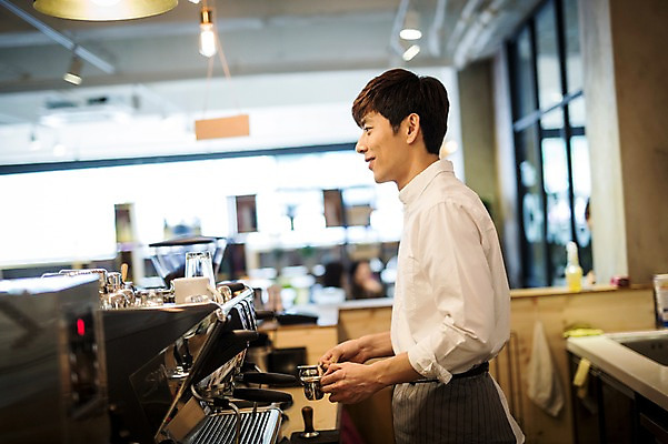 포토 JPG 남자 한명 20대 성인 카페 한국인 커피메이커 취업준비생 바리스타 아르바이트 성인남자한명만 최저임금 비정규직 국내포토 직업 1 비즈니스 사람 동양인 청년 경제 상점 구직 커피용품 남자한명만 성인남자만 파일형식