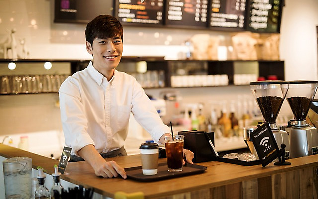 포토 JPG 남자 쟁반 한명 20대 성인 카페 한국인 종이컵 커피메이커 취업준비생 바리스타 아르바이트 아이스아메리카노 성인남자한명만 최저임금 비정규직 국내포토 직업 1 비즈니스 사람 동양인 청년 컵 경제 상점 구직 일회용 아메리카노 아이스커피 커피용품 남자한명만 성인남자만 파일형식