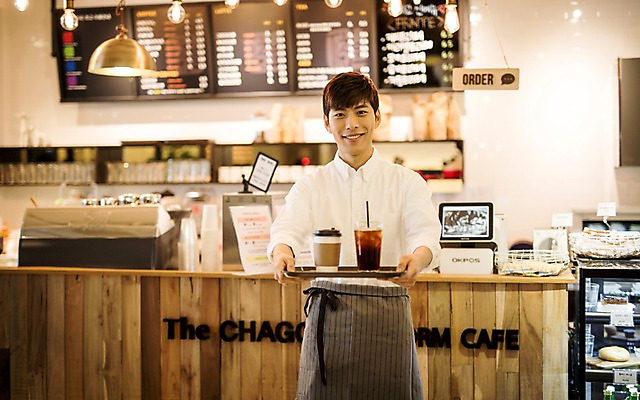 포토 JPG 남자 쟁반 한명 20대 성인 카페 한국인 종이컵 취업준비생 바리스타 아르바이트 아이스아메리카노 성인남자한명만 최저임금 비정규직 국내포토 직업 1 비즈니스 사람 동양인 청년 컵 경제 상점 구직 일회용 아메리카노 아이스커피 남자한명만 성인남자만 파일형식