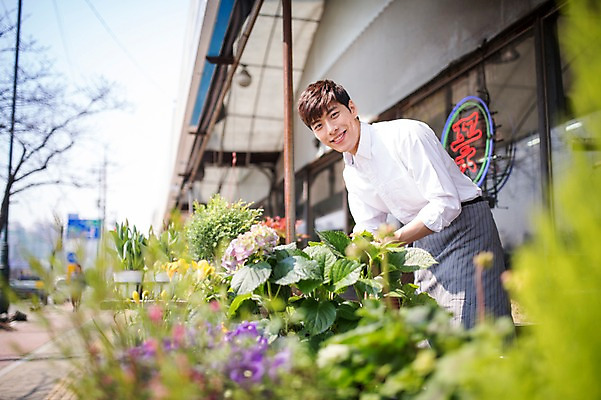 포토 JPG 주간 식물 남자 꽃 화분 한명 20대 성인 야외 한국인 꽃집 취업준비생 아르바이트 성인남자한명만 비정규직 국내포토 자연요소 1 비즈니스 사람 동양인 청년 상점 구직 남자한명만 성인남자만 파일형식